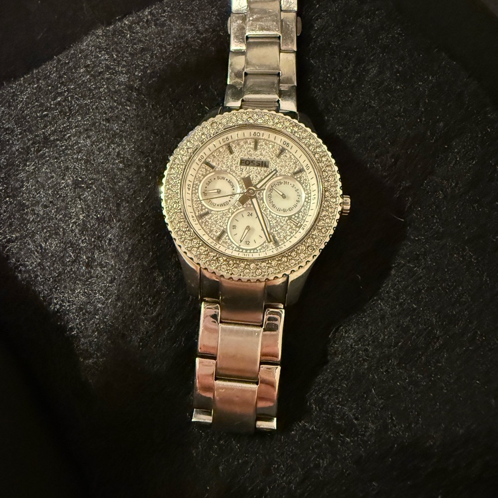 EyeCatching Silver Fossil Watch - Picture 3 of 6